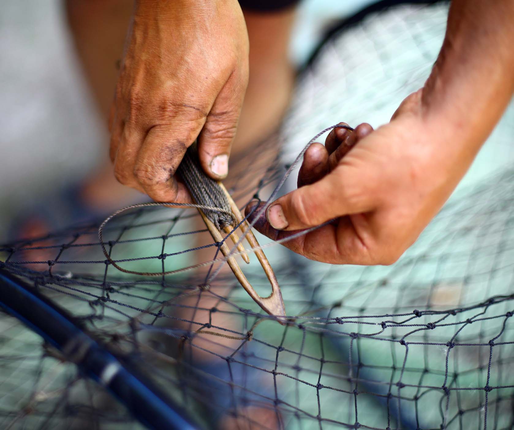 Fishing net перевод. Починить рыболовные сети. Починка рыболовных сетей. Плетение сетей. Залатать рыболовную сеть.